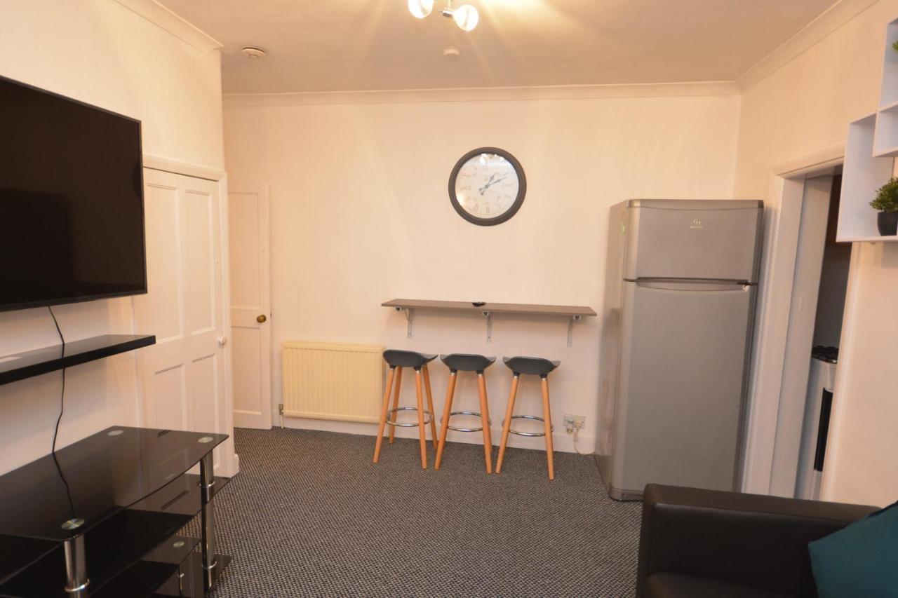Lovely 3 Bedroom House Near Barking Station 외부 사진